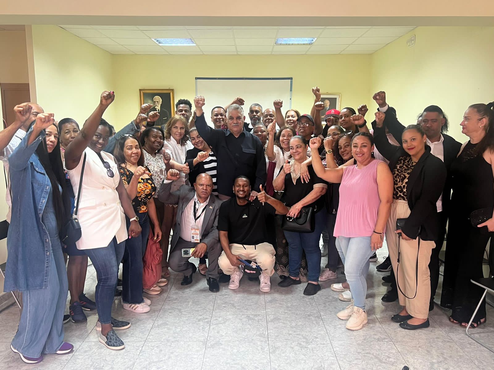 El presidente del Partido Revolucionario Dominicana (PRD), Miguel Vargas Maldonado sostuvo un encuentro con dirigentes de la organización política en varias localidades española.