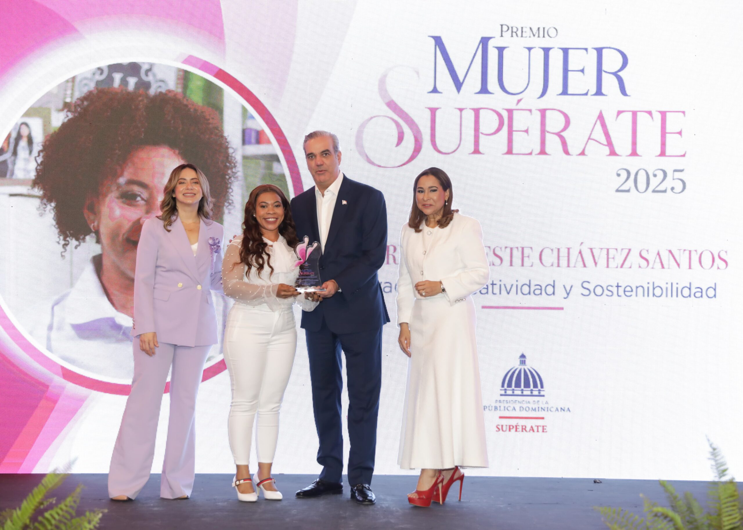 El presidente Luis Abinader encabezó la quinta edición del premio Mujer Supérate, que en esta ocasión reconoce, por su esfuerzo, voluntad, liderazgo y compromiso, a 36 mujeres de todo el país, que se han destacado en el emprendimiento y la superación personal y económica.