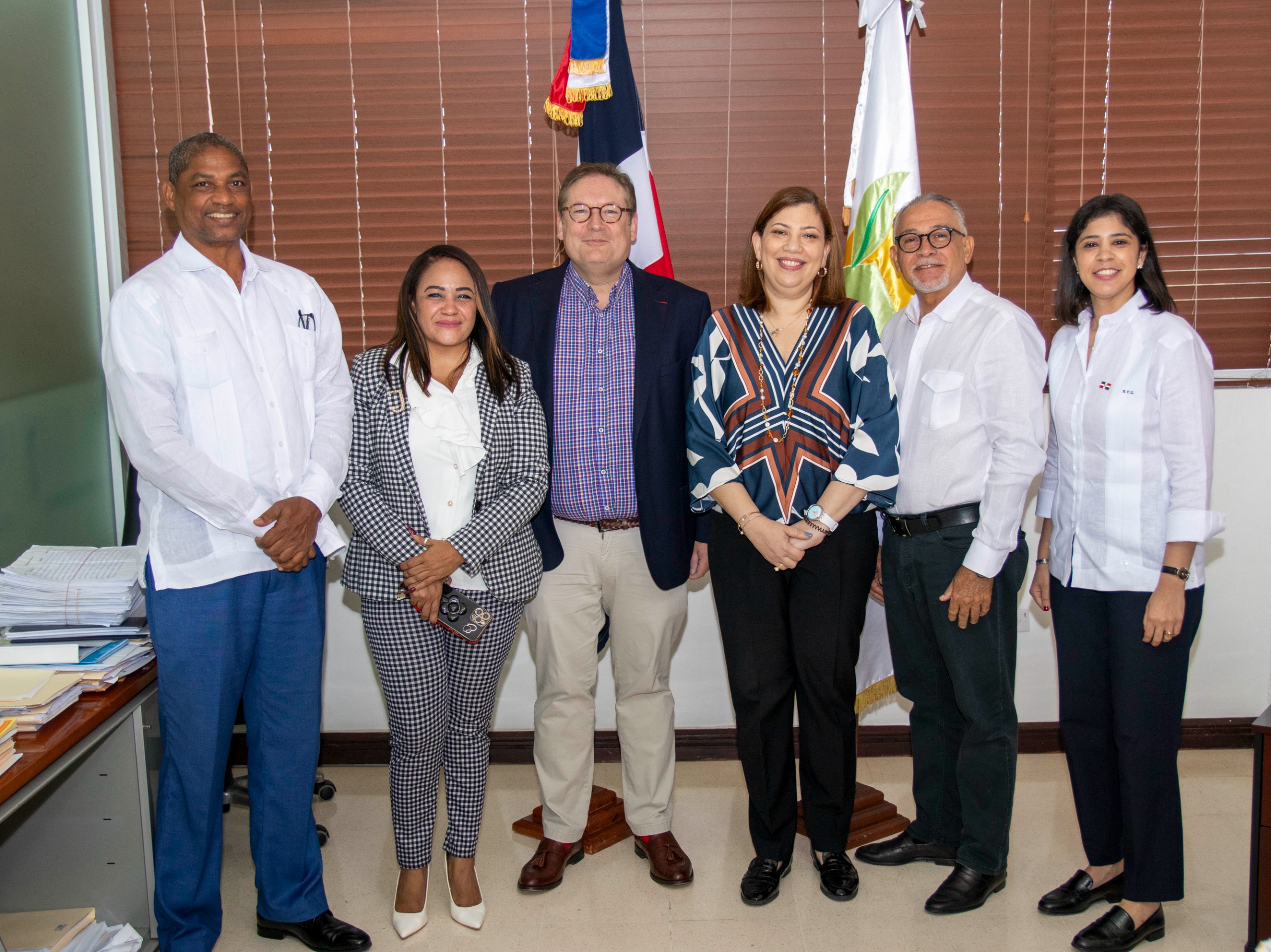 Ejecutivos de empresas belgas establecidas en el país analizan la posibilidad de establecer parte de las operaciones que desarrollan en el país, en las instalaciones del Merca Santo Domingo (Mercadom), para aprovechar las ventajas que ofrece su estructura y localización estratégica en las cercanías de la autopista Duarte y la Circunvalación de Santo Domingo.
