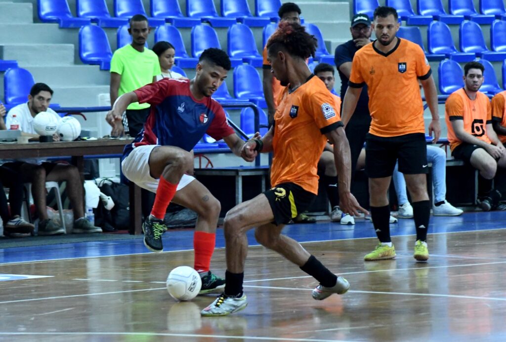 Wilbel Goris, del club Turia FC, busca evitar perder el balón entre los jugadores Edixon Vincent y Andrés Báez, ambos del Atlético de República.