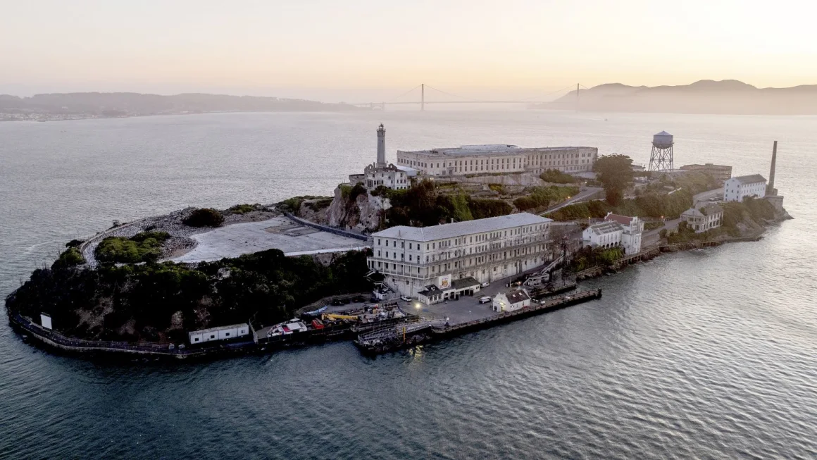 El presidente de EE.UU., Donald Trump, dijo el domingo que ordenaría al Gobierno reconstruir y reabrir Alcatraz, una antigua prisión en una pequeña isla del mismo nombre frente a la costa de San Francisco, que alguna vez albergó a algunos de los criminales más peligrosos del país, incluidos Al Capone, George “Machine Gun” Kelly y James “Whitey” Bulger.