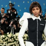 Zoe Saldaña en el Met Gala 2025