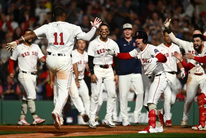 Rafael Devers y jugadores de Boston celebran el jonrón 10 del dominicano.