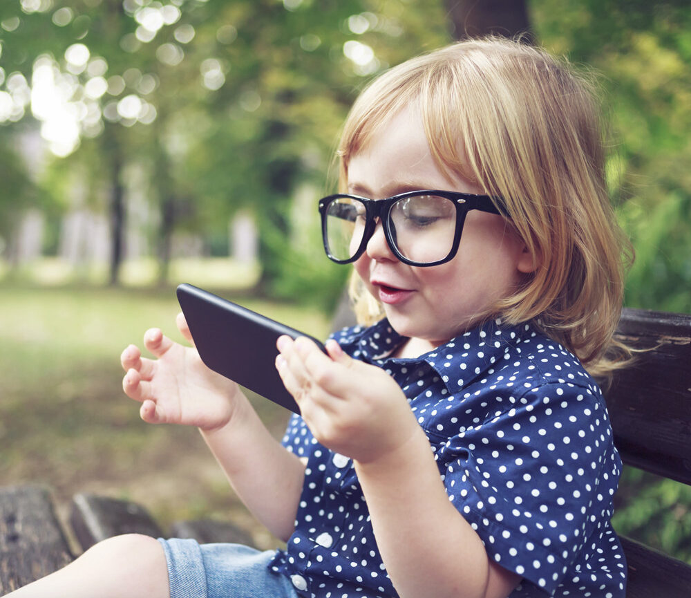 Advierten uso de celulares es responsable de casi duplicar casos de miopía en niños