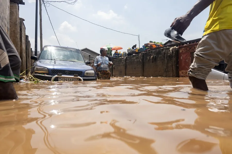 Más de cien muertos por lluvias torrenciales que inundaron un pueblo del este de RD Congo