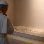 León XIV visita Santa María la Mayor y reza ante la tumba del Papa Francisco