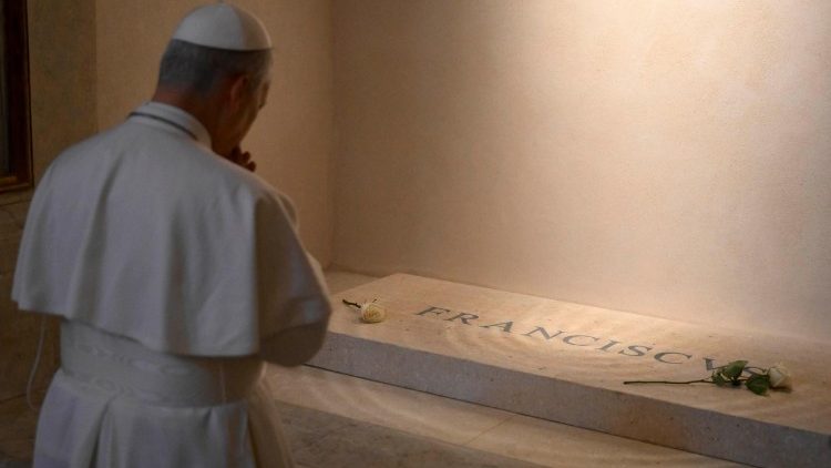 León XIV visita Santa María la Mayor y reza ante la tumba del Papa Francisco