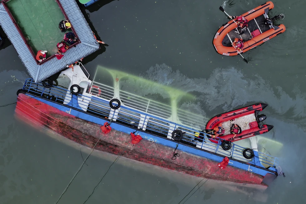 Diez muertos en accidentes de barcos turísticos durante una tormenta en China