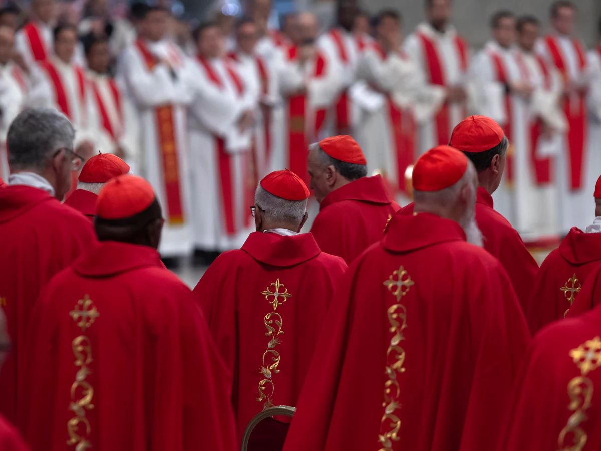 Entre los posibles candidatos se mencionan figuras como el cardenal francés Jean-Marc Aveline, el italiano Pietro Parolin y el filipino Luis Antonio Tagle