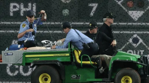 Un aficionado que se cayó del Muro Clemente de 6,4 metros en el PNC Park es atendido por el personal de entrenamiento de los Piratas y los Cachorros, así como por personal de PNC. Foto AP/Gene J. Puskar