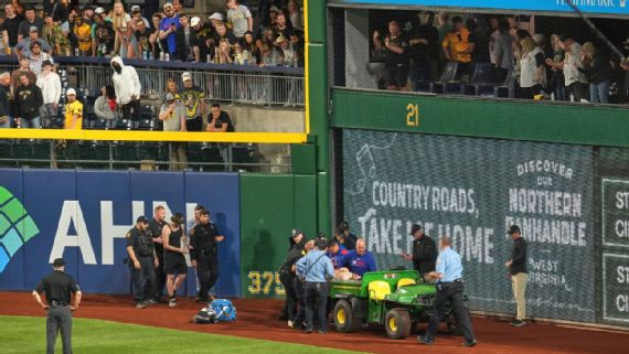 Un aficionado que se cayó del Muro Clemente de 6,4 metros en el PNC Park es atendido por el personal de entrenamiento de los Piratas y los Cachorros, así como por personal de PNC. Foto AP/Gene J. Puskar