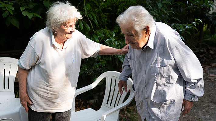 El expresidente uruguayo José "Pepe" Mujica atraviesa la fase "terminal" de un cáncer de esófago y recibe cuidados paliativos para evitar el dolor, informó su esposa,
