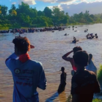 Cientos de familias de la comunidad de Petite Rivière de l’Artibonite fueron expulsadas por la pandilla Grand Grife. Muchas de ellas se vieron obligadas a lanzarse al río para salvar sus vidas.