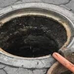 Una menor de 13 años cayó la tarde de este jueves por una alcantarilla, mientras caminaba por la calle Circunvalación del sector Lavapies de San Cristóbal en medio de los aguaceros que se registran sobre la provincia.
