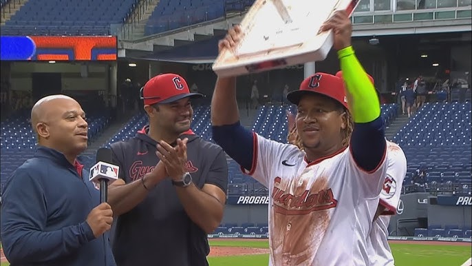 Ramírez luego robó la segunda base para convertirse en el 24.º jugador en la historia de las Grandes Ligas, y el único en activo, en alcanzar la cifra.