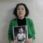 Madre demanda al gobierno y a una agencia por la adopción de su hijo desaparecido en el sur de Corea