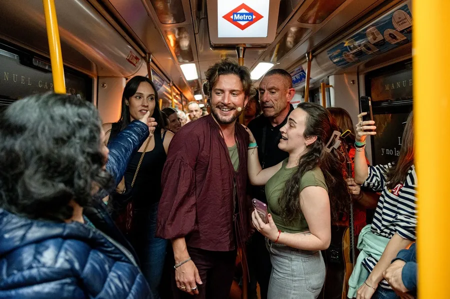 Manuel Carrasco convierte el Metro de Madrid en el escenario de su último disco