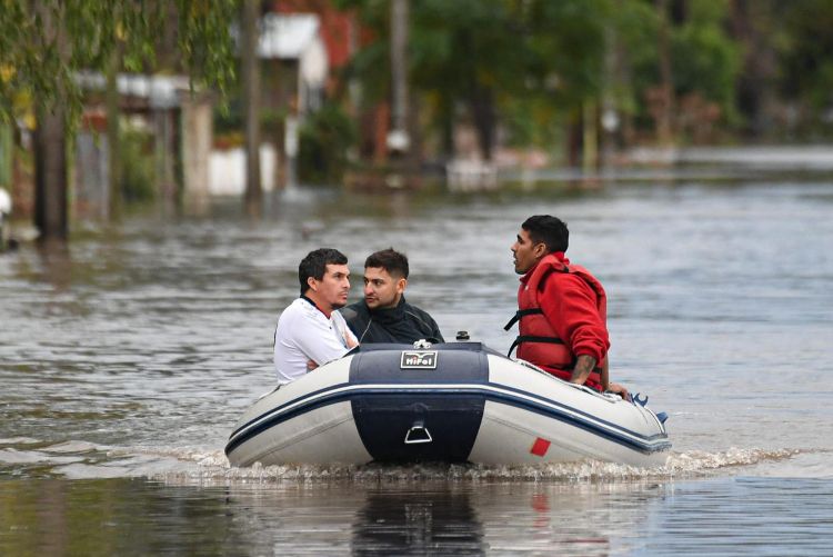 Suben a 2,800 las personas evacuadas por el temporal en Buenos Aires
