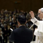 León XIV pide a la curia que trabaje sin prejuicios y con una buena dosis de humor