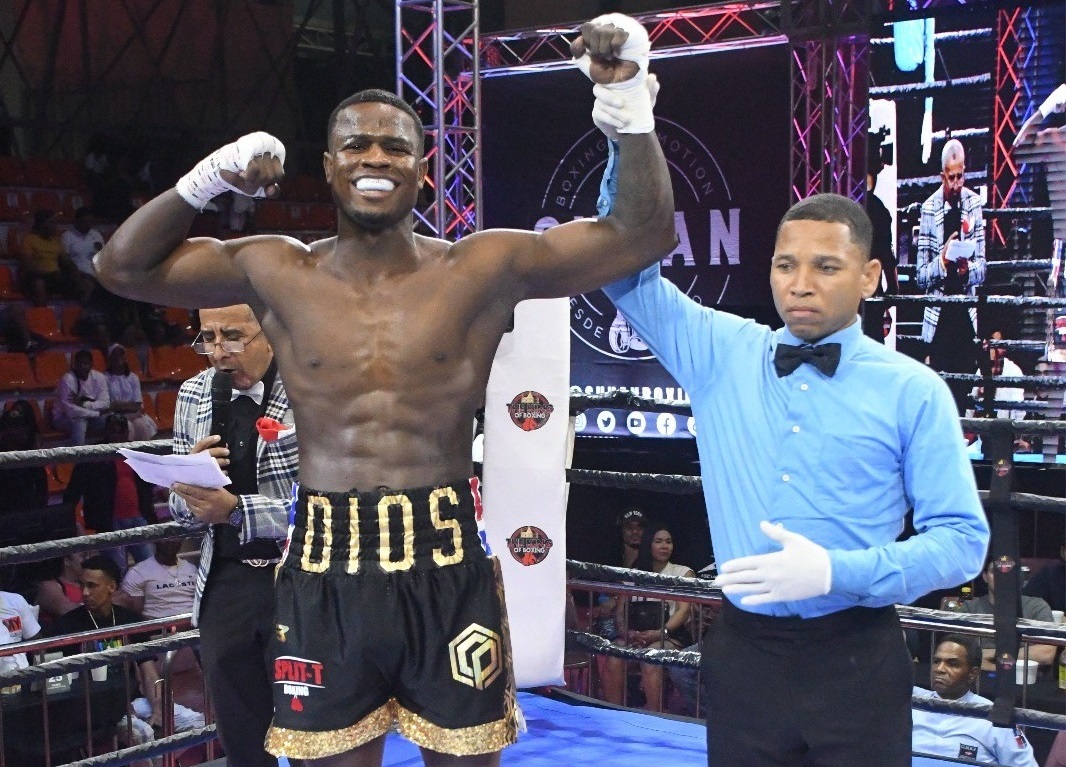 Cristian Pinales a la hora de ser decretado ganador de su combate por la vía del nocaut.