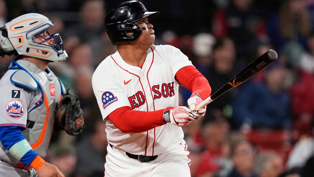 Rafael Devers de Boston conecta jonrón 10 de la temporada.