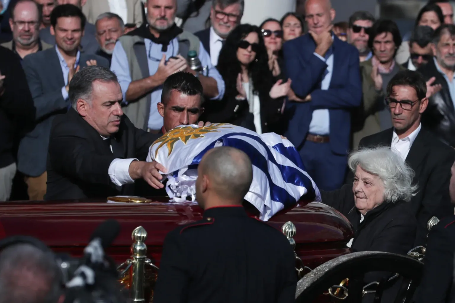 Comienza el cortejo fúnebre del expresidente uruguayo José Mujica