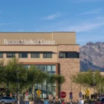 Una mujer guatemalteca que acababa de dar a luz en un hospital de Arizona fue rápidamente puesta bajo custodia del Servicio de Inmigración y Control de Aduanas de Estados Unidos antes de ser liberada este sábado mientras enfrenta un proceso de deportación.