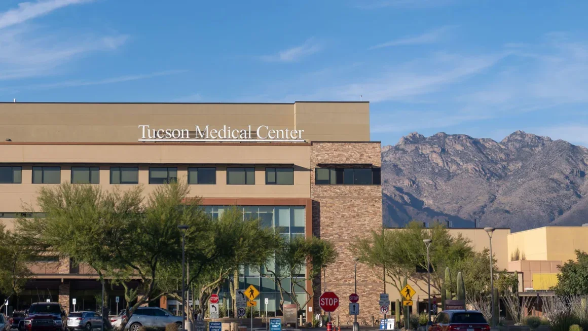 Una mujer guatemalteca que acababa de dar a luz en un hospital de Arizona fue rápidamente puesta bajo custodia del Servicio de Inmigración y Control de Aduanas de Estados Unidos antes de ser liberada este sábado mientras enfrenta un proceso de deportación.
