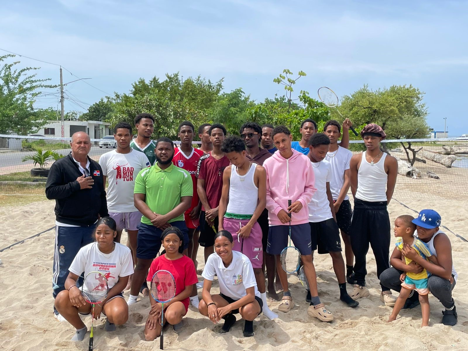 Jugadores de "Air Bádminton" en la playa Monte Río, de Azua, posan luego de finalizado la serie de clasificación de esa modalidad.