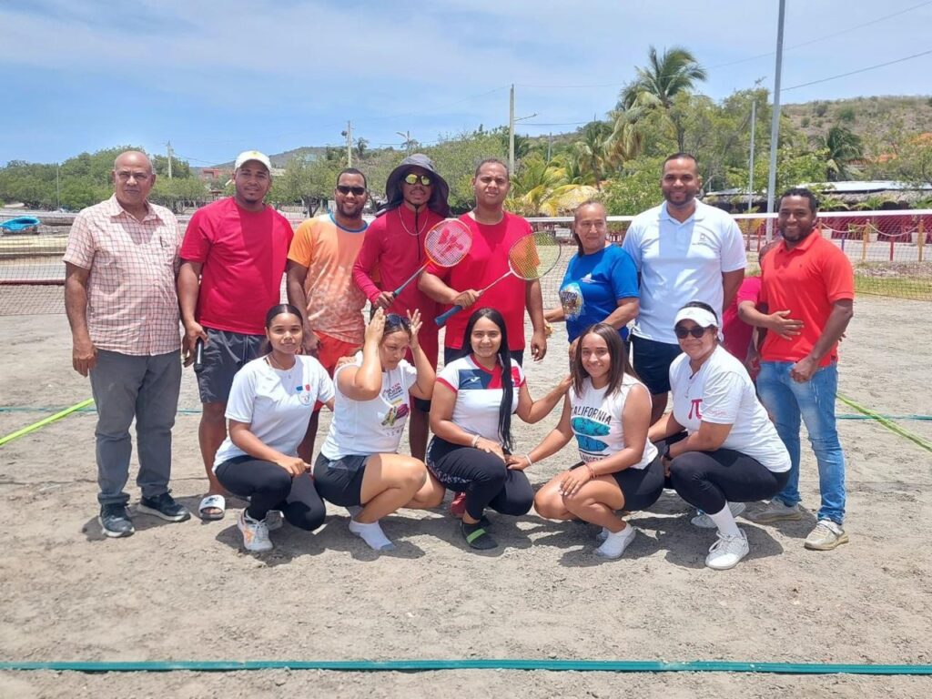 Los badmintonistas que participaron en las clasificatorias de "Air Bádminton" en la playa El Faro, en San Pedro de Macorís.