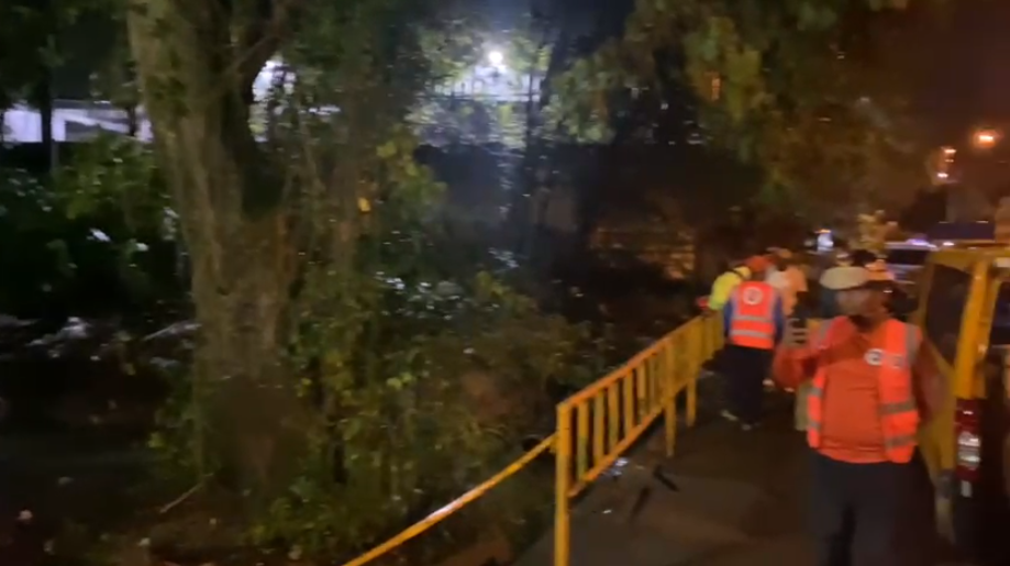 En el operativo participan unidades del Cuerpo de Bomberos de Santo Domingo Norte, Este y el Distrito, la Defensa Civil, la Policía Nacional y el Centro de Operaciones de Emergencias (COE).