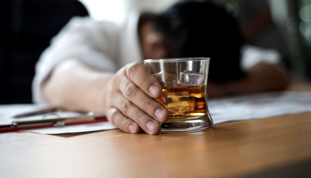 Advierten sobre cuántos minutos de vida perdemos al tomar un trago de alcohol
