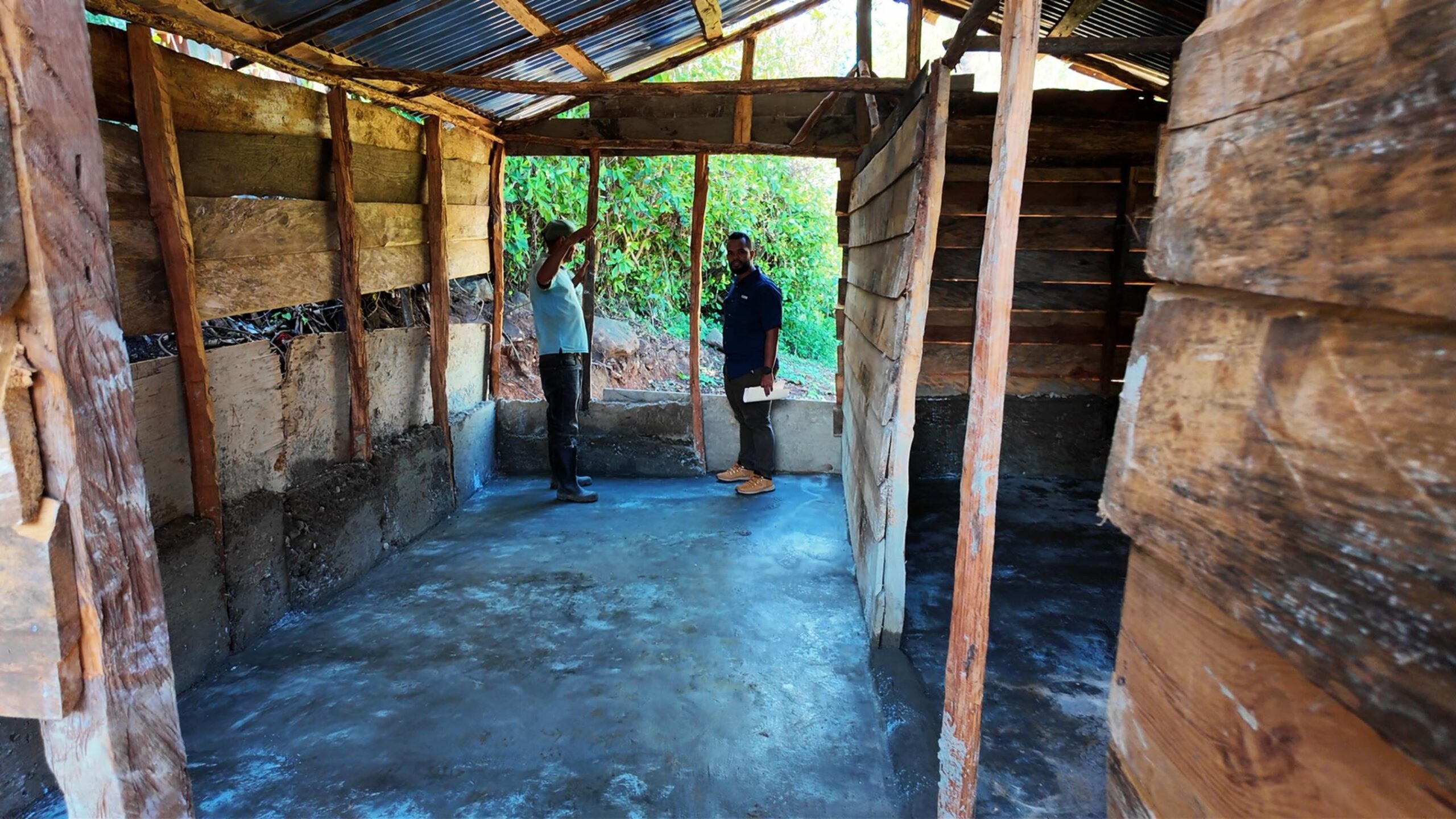 GoldQuest reemplaza pisos de tierra