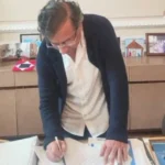 El presidente Gustavo Petro anunció que firmó el decreto con el que convoca de forma unilateral la consulta popular por la reforma laboral, a pesar de que el Senado emitió un concepto en contra de esta. De acuerdo con el futuro ministro de Justicia, Eduardo Montealegre, se celebraría el 7 de agosto. 