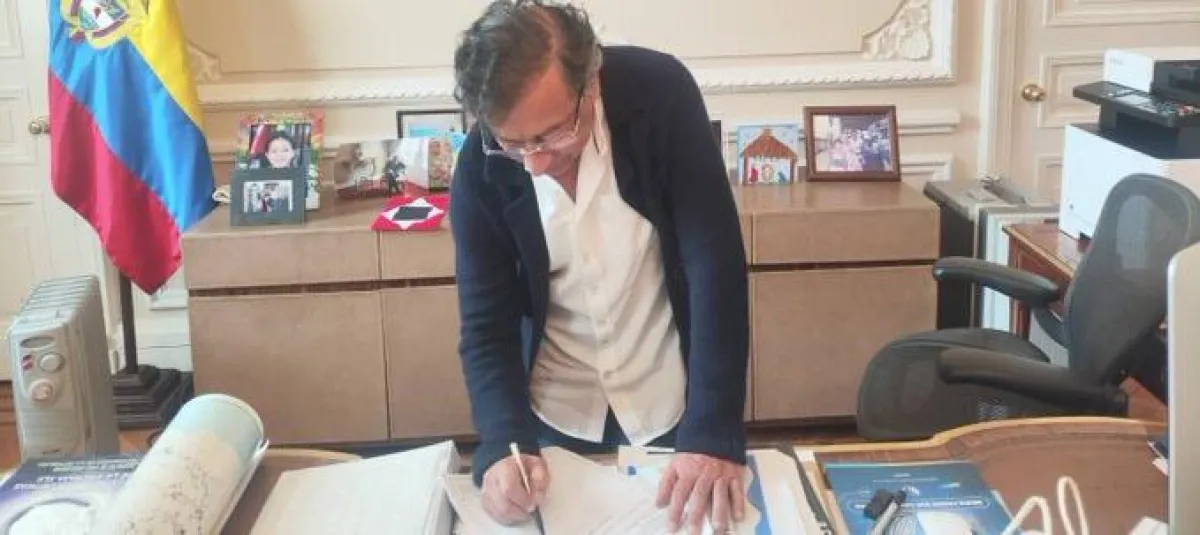 El presidente Gustavo Petro anunció que firmó el decreto con el que convoca de forma unilateral la consulta popular por la reforma laboral, a pesar de que el Senado emitió un concepto en contra de esta. De acuerdo con el futuro ministro de Justicia, Eduardo Montealegre, se celebraría el 7 de agosto. 