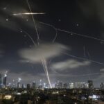 Israel amenazó con bombardear el distrito 18 de Teherán, una zona densamente poblada cercana al aeropuerto Mehrabad y a la Universidad Aeroespacial, e instó a los civiles a evacuar inmediatamente el área. 