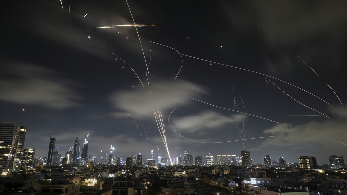 Israel amenazó con bombardear el distrito 18 de Teherán, una zona densamente poblada cercana al aeropuerto Mehrabad y a la Universidad Aeroespacial, e instó a los civiles a evacuar inmediatamente el área. 