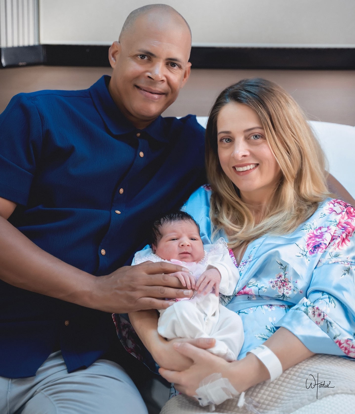 Félix Sánchez, María Dimitrova y su hija Alaya, nacida el 23 de junio del 2025.