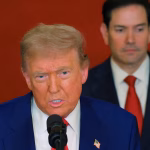 El presidente de Estados Unidos, Donald Trump, dijo este lunes en un mensaje en su red social, Truth, que Israel e Irán han acordado un “alto el fuego total” para poner fin a los ataques cruzados que empezaron el 13 de junio cuando Israel lanzó los primeros bombardeos contra Teherán con el pretexto, no del todo probado, de que la república islámica está muy cerca de conseguir la bomba atómica.