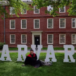 La Administración de Donald Trump lanzó este lunes un nuevo dardo a Harvard con una carta enviada a la universidad en la que la acusa de “violar con violencia” el Título VI de la Ley de los Derechos Civiles en lo referido a los estudiantes israelíes y judíos y en mitad de las protestas propalestinas que han tomado desde los ataques de Hamás del 7 de octubre de 2023 los campus de todo el país, también el del centro de educación superior más rico y antiguo y uno de los más prestigiosos de Estados Unidos. 