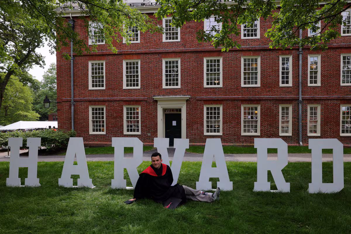 La Administración de Donald Trump lanzó este lunes un nuevo dardo a Harvard con una carta enviada a la universidad en la que la acusa de “violar con violencia” el Título VI de la Ley de los Derechos Civiles en lo referido a los estudiantes israelíes y judíos y en mitad de las protestas propalestinas que han tomado desde los ataques de Hamás del 7 de octubre de 2023 los campus de todo el país, también el del centro de educación superior más rico y antiguo y uno de los más prestigiosos de Estados Unidos. 