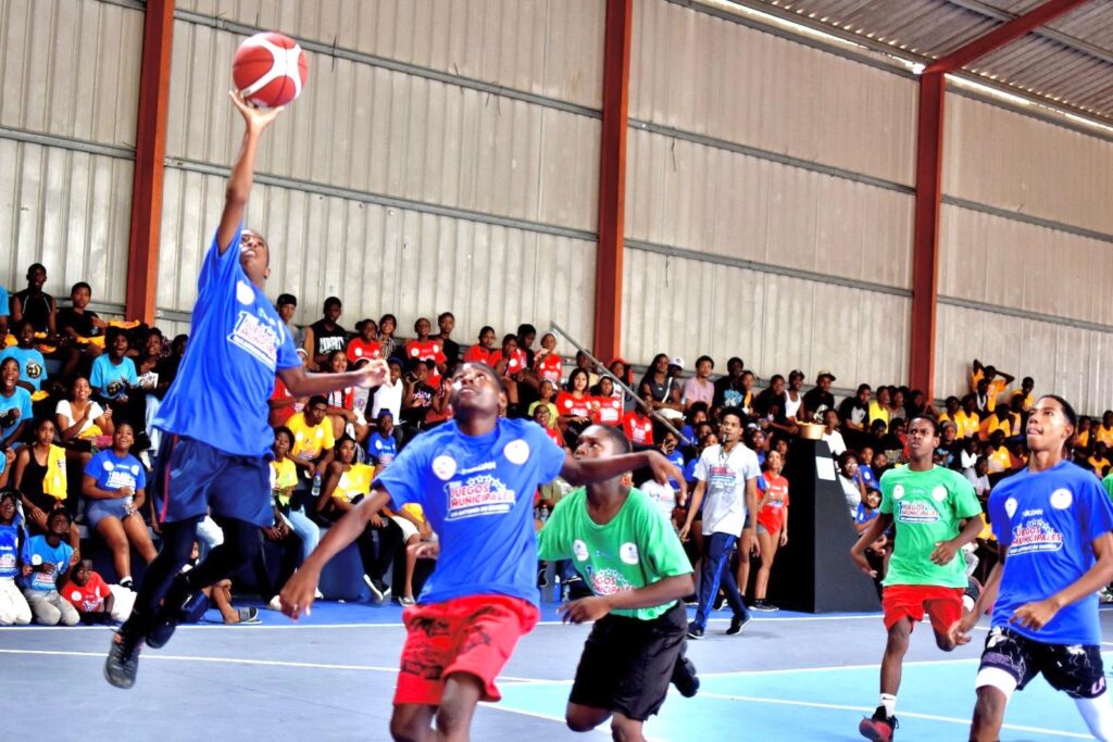 Acción de un partido de baloncesto en los Primeros Juegos Deportivos Municipales de Guerra.