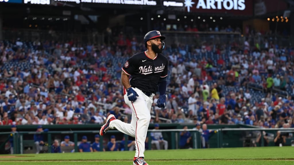 Amed Rosario recorre las bases luego de su tercer jonrón de la temporada