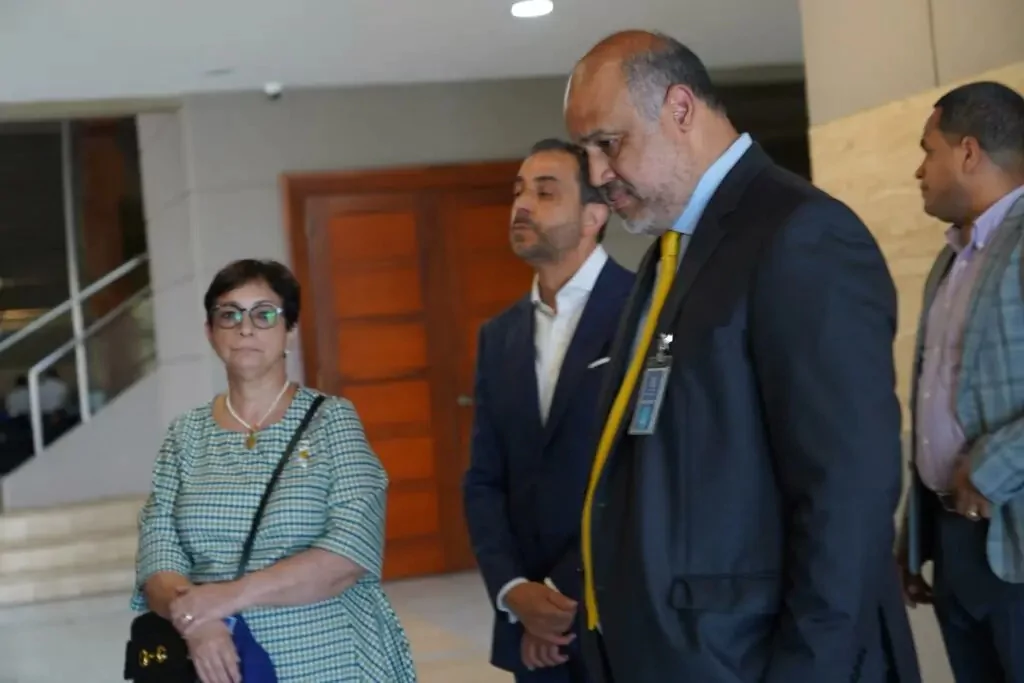 Los empresarios Maribel y Antonio Espaillat pagaron la fianza impuesta por el Tribunal de Atención Permanente del Distrito Nacional y salieron esta tarde de la cárcel de la cuarta planta del Palacio de Justicia de Ciudad Nueva.