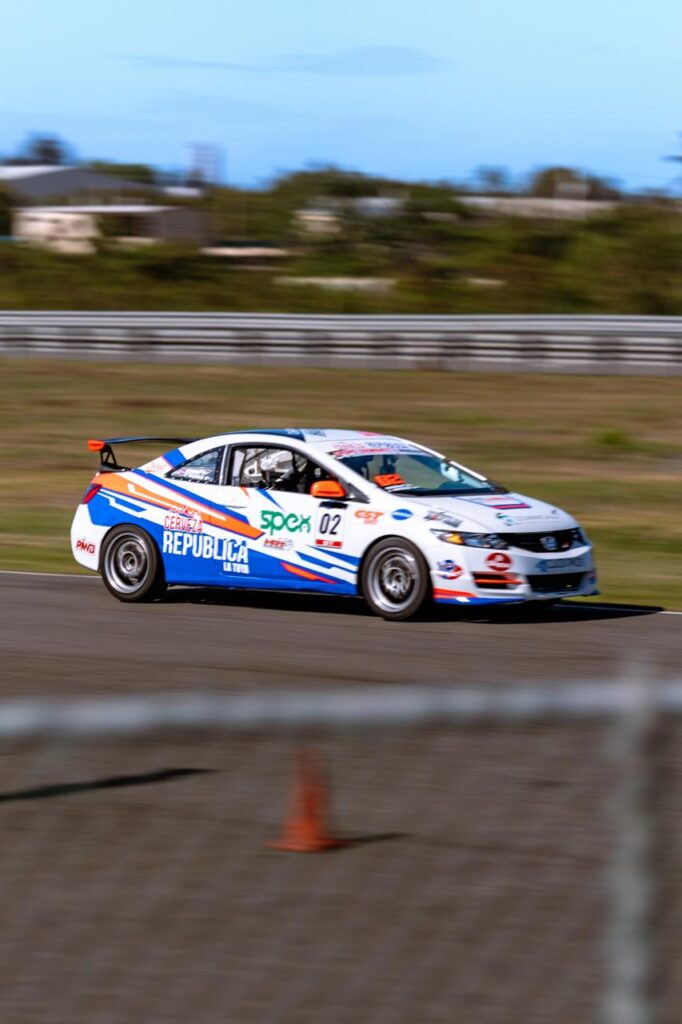 Christian “El Huracán” Bonnet a toda marcha en el trazado del Autódromo Las Américas.