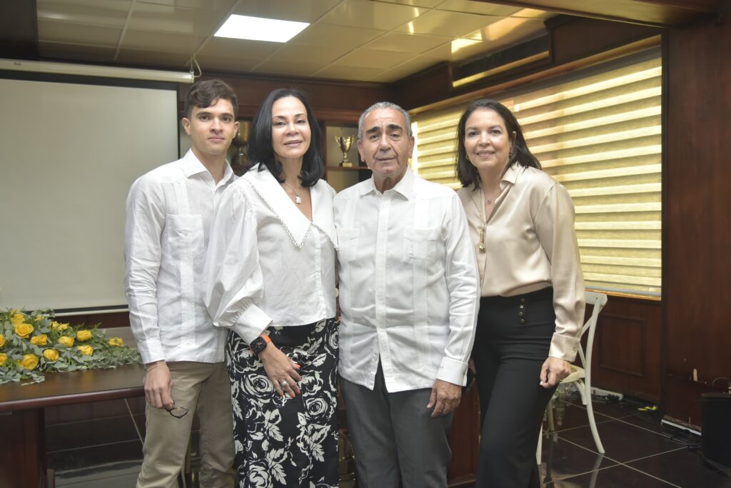 García Sued junto a su familia.