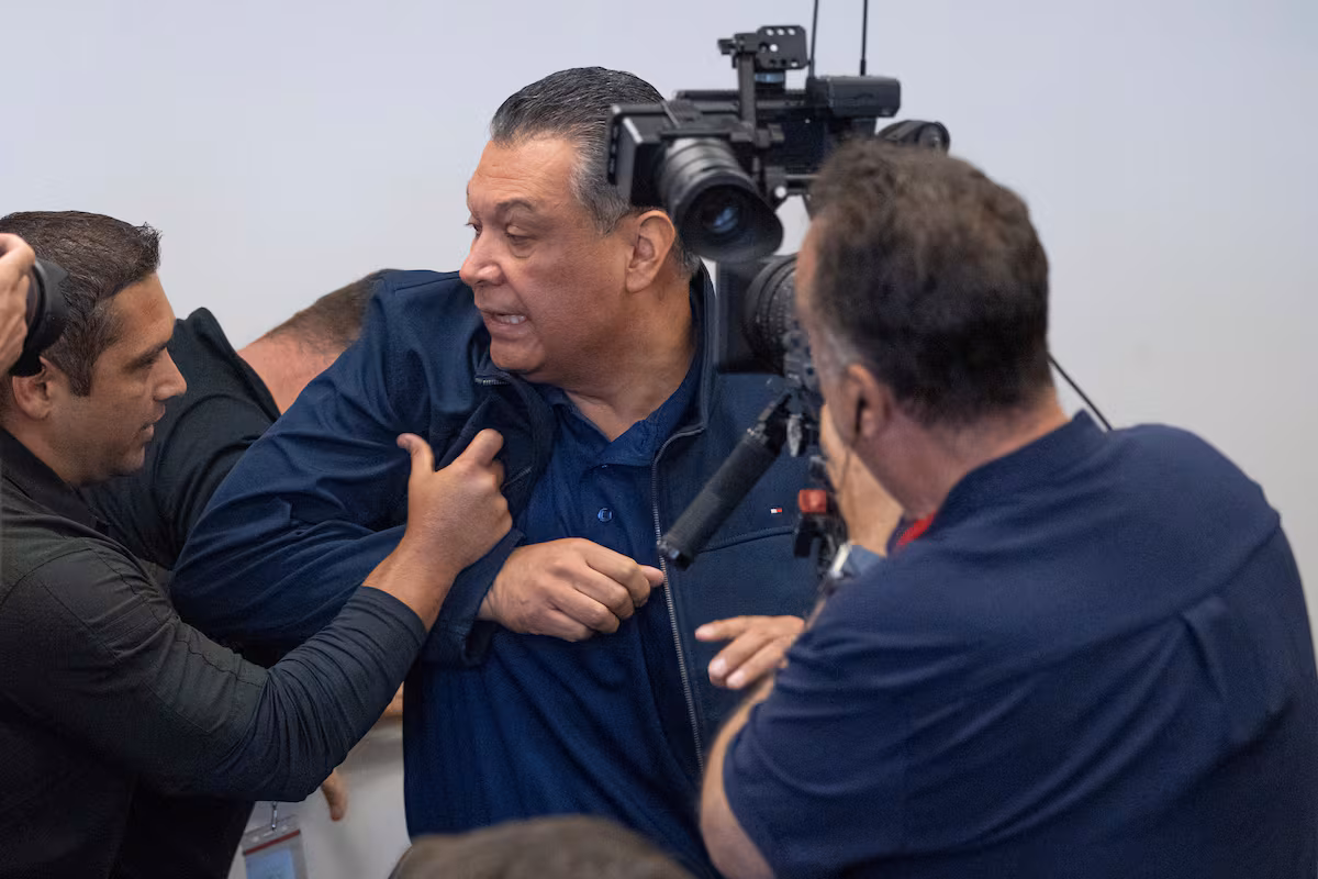 El senador por California Alex Padilla fue empujado, lanzado al piso y esposado por agentes federales tras intentar hacer una pregunta a la secretaria del Departamento de Seguridad Nacional (DHS), Kristi Noem, durante una conferencia de prensa en Los Ángeles, epicentro de las protestas en contras de las redadas del gobierno de Donald Trump contra personas s que se sospecha no tienen un status migratorio definido.