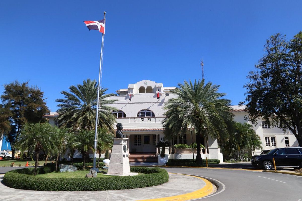 En este índice, República Dominicana se ubica en la posición 88 por encima de países como Ecuador, donde el representante criollo, Luis Kalaff, percibe 12,155.73 dólares mensuales por salario y gastos de representación o también en Perú, donde los ingresos netos del embajador César Herrera ascienden a la misma cantidad, aunque en Marruecos, el representante quisqueyano Julio Justo percibe unos 1,500 dólares menos que los tres casos antes mencionados.