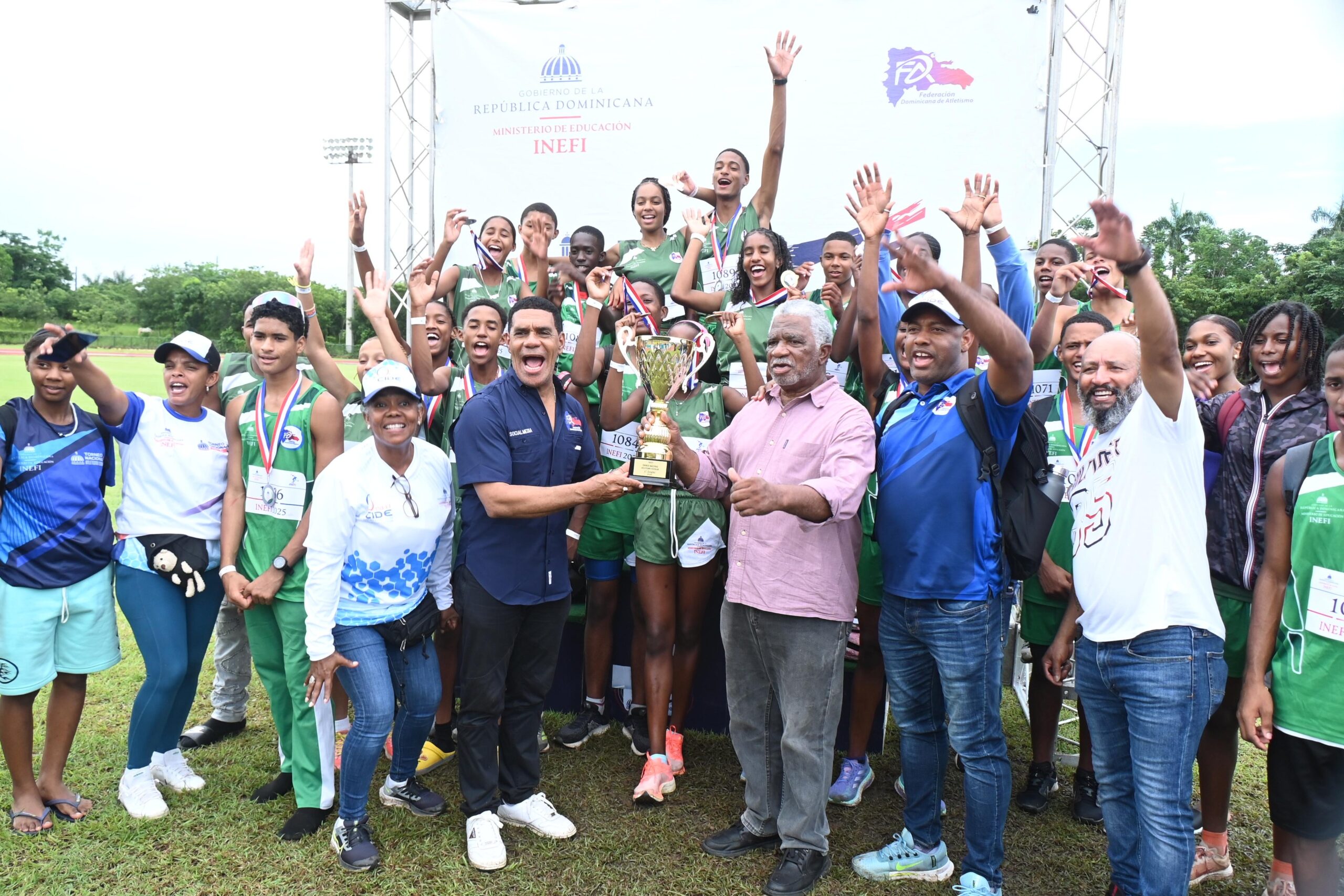 Alexis Peguero, presidente de la Federación Dominicana de Atletismo y el inmortal del deporte Isaac Ogando, premian a los atletas de la Zona Este, ganadores del Torneo Nacional de Atletismo Escolar 2025. 