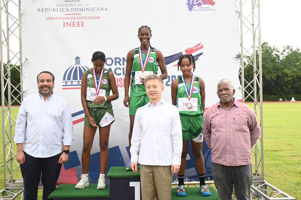 El director ejecutivo del INEFI, Alberto Rodríguez, el embajador de la República Popular China, Chen Luning y el propulsor del deporte Isaac Ogando, premian a atletas durante la etapa final del Torneo Nacional de Atletismo Escolar 2025.